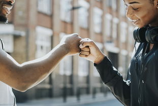 米兰体育登录入口官网-英超比赛中裁判语调与非语言行为对球员情绪波动的影响，用语言或行为对裁判员