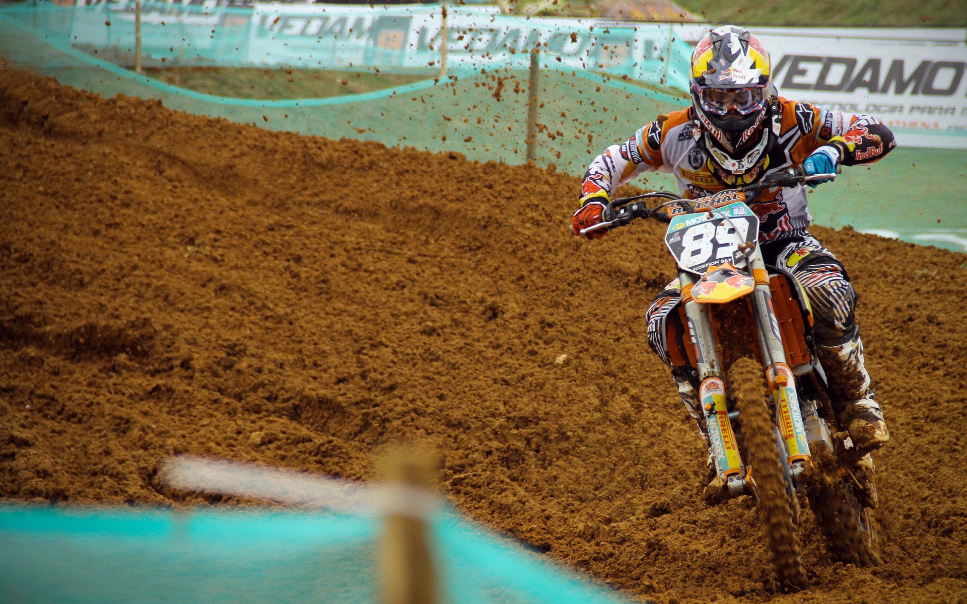 好友五人综体挑战赛 跑步、投篮与俯卧撑连续完成拼团队默契